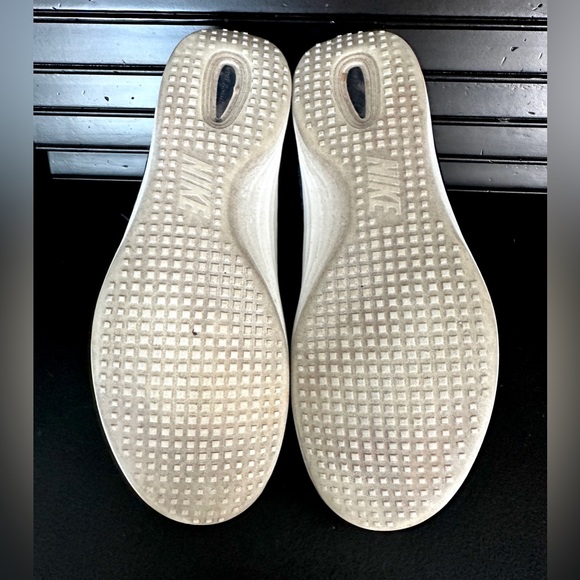 Nike Solarsoft Moccasin Running Shoe - Picture 6 of 7